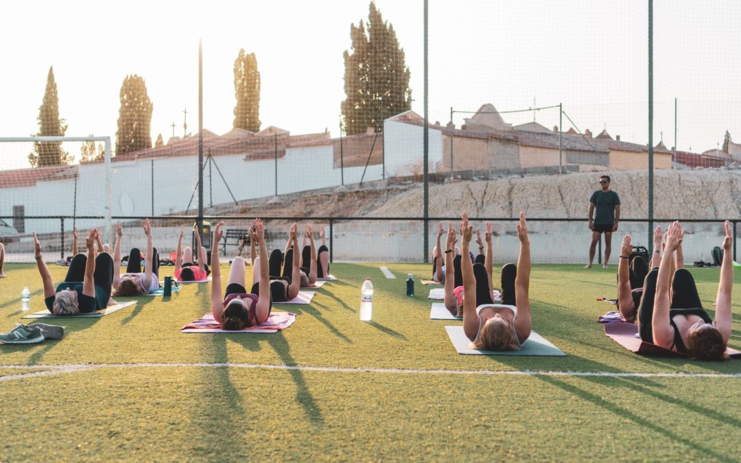 Clase fin de curso al aire libre en el campo de fútbol de Lorquí